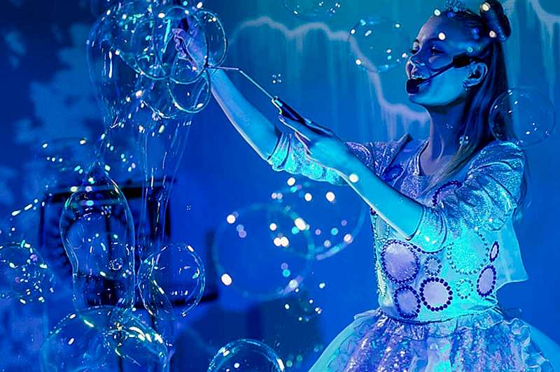 Шоу гигантских мыльных пузырей. Неоновые мыльные пузыри